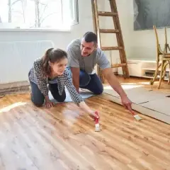 Poncer un parquet sans ponceuse : méthodes simples et efficaces