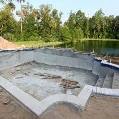 Choisir le bon coffrage pour piscine en béton : avantages et options