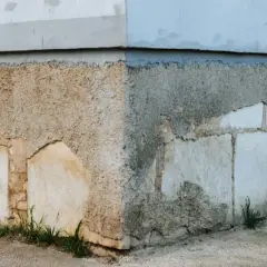 Comment isoler un mur en pierre humide et éviter des dégâts coûteux