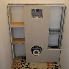 Construire un coffrage pour toilette suspendu : astuces et erreurs à éviter