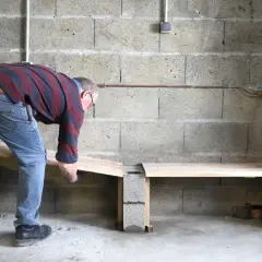 Fabriquer un banc béton extérieur facilement : astuces et matériaux essentiels