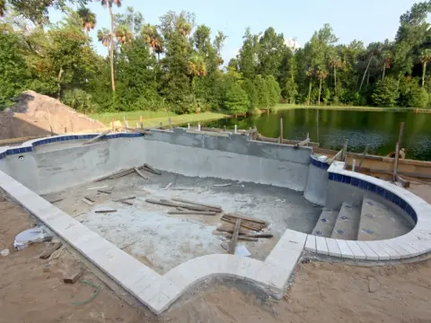 Choisir le bon coffrage pour piscine en béton : avantages et options