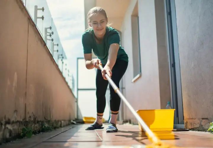 Comment nettoyer son balcon en béton facilement et efficacement