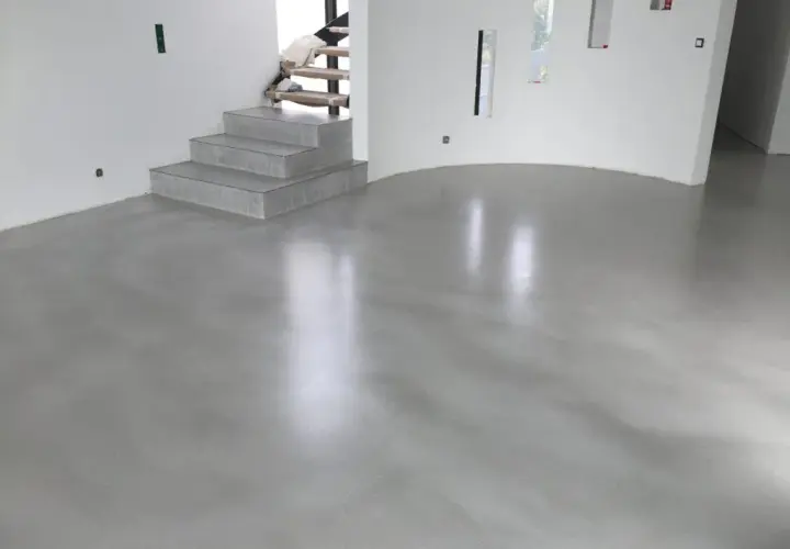 Prix du béton ciré au m2 : évitez les surprises avec ces tarifs clés