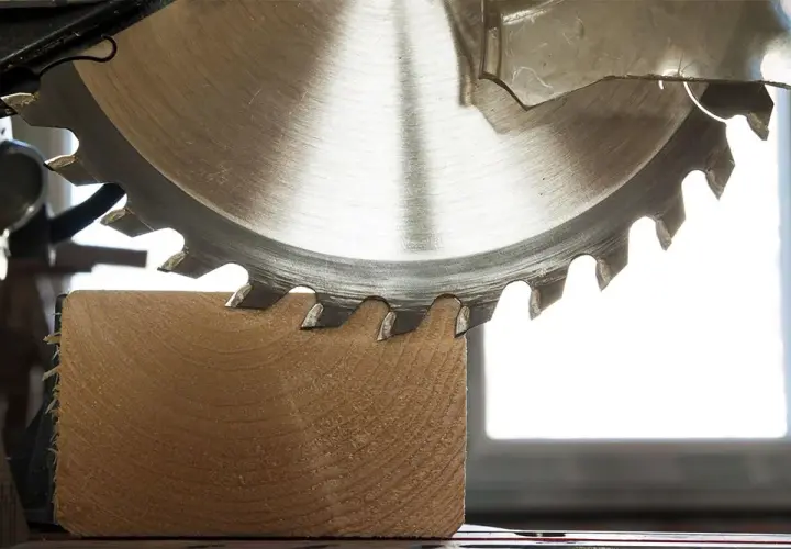 Comment utiliser une scie circulaire en toute sécurité et efficacement