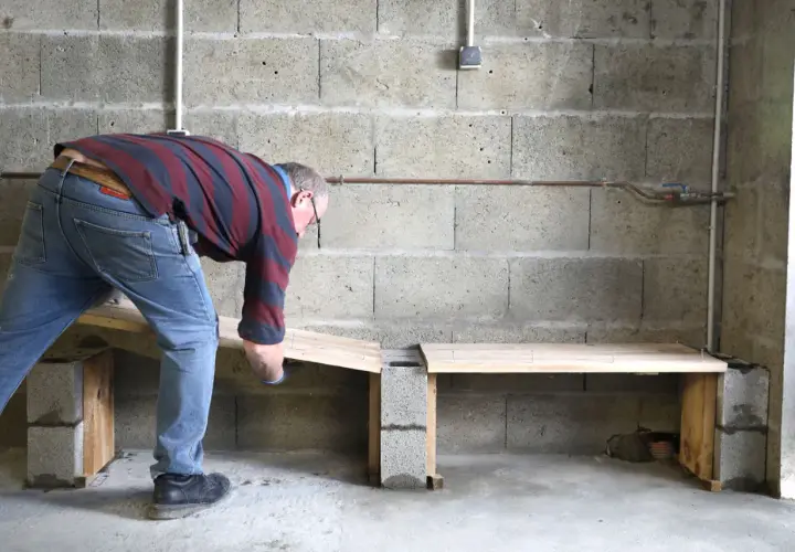 Fabriquer un banc béton extérieur facilement : astuces et matériaux essentiels