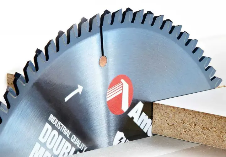 Quelle lame de scie circulaire pour couper du mélaminé sans éclats ?