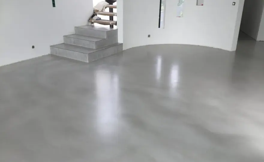 Prix du béton ciré au m2 : évitez les surprises avec ces tarifs clés