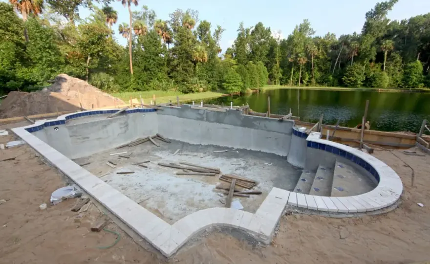 Choisir le bon coffrage pour piscine en béton : avantages et options