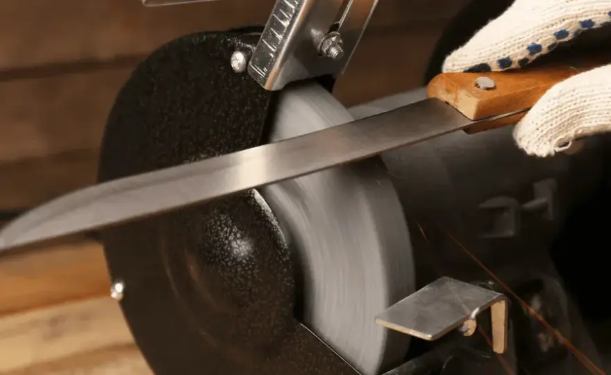 Aiguiser un couteau avec une meuleuse : évitez les erreurs courantes