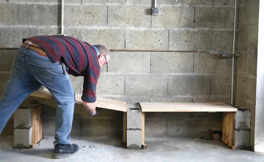 Fabriquer un banc béton extérieur facilement : astuces et matériaux essentiels