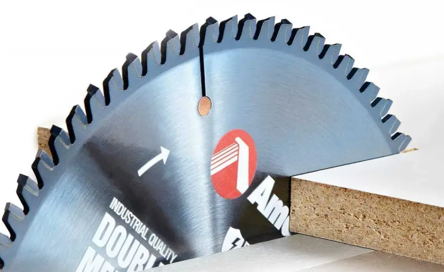 Quelle lame de scie circulaire pour couper du mélaminé sans éclats ?