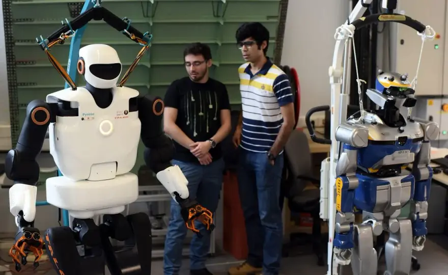 Une perceuse est-elle vraiment un robot ou juste un outil ?
